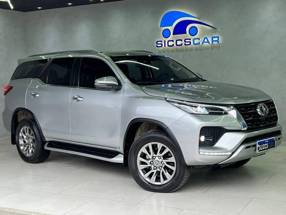 TOYOTA HILUX SW4 2.8 D-4D TURBO DIESEL SRX 7L 4X4 AUTOMÁTICO